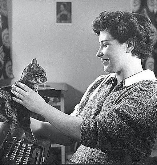 Doris Lessing Distracted by Cat Not on YouTube - bbhc.com via Buzzfeed