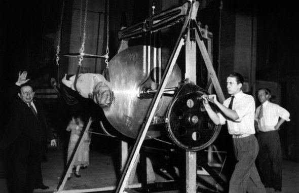 Horace Goldin sawing a woman in half.  APIC/Getty Images